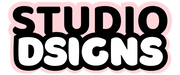 Verticaal Studio DSigns logo in zwarte en witte letters met een lichtroze achtergrond, speels en modern ontworpen door Studio DSigns.