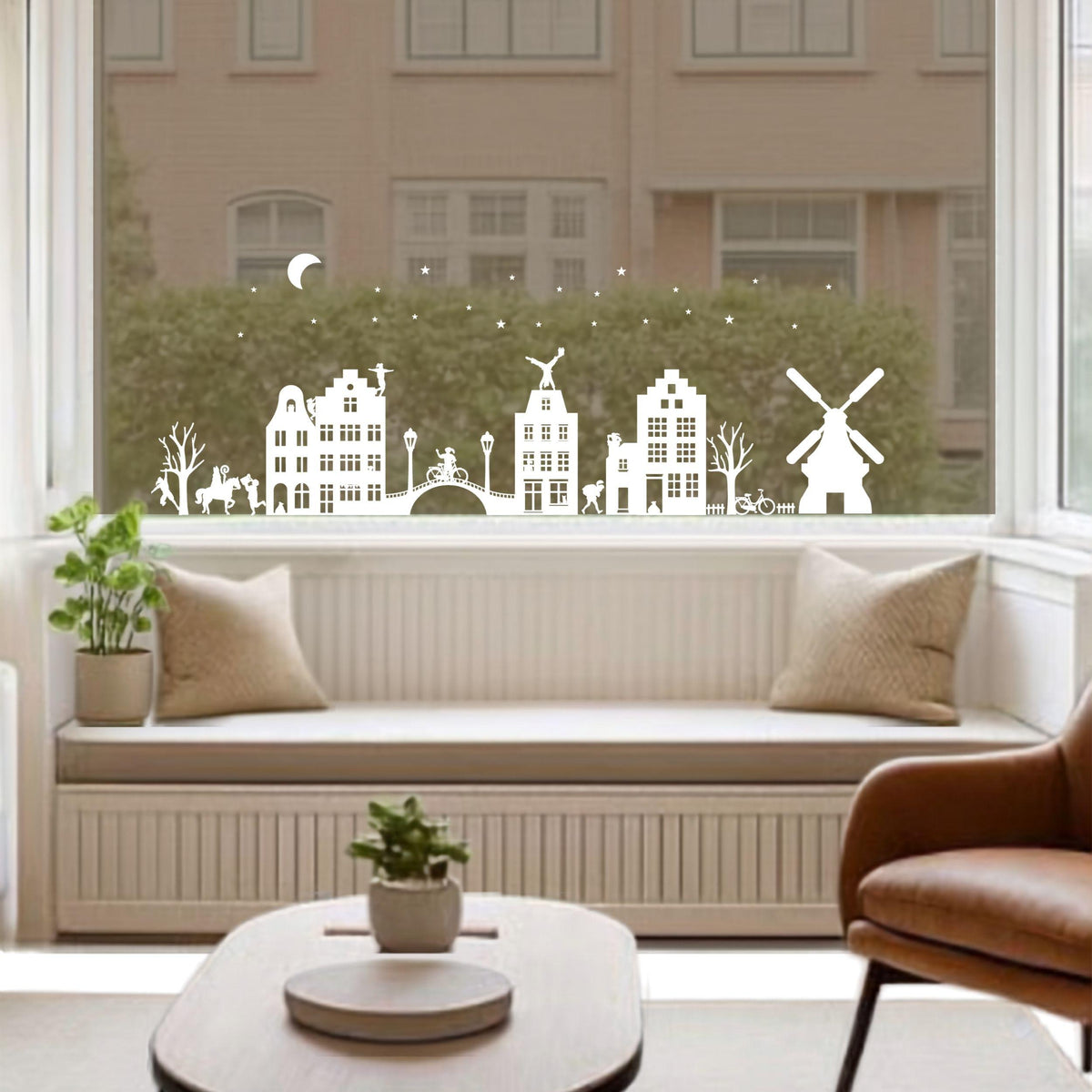 Witte statische raamstickers van een Sinterklaasdorp met huisjes, molen, brug, Sint en pieten op een woonkamerraam van Studio DSigns