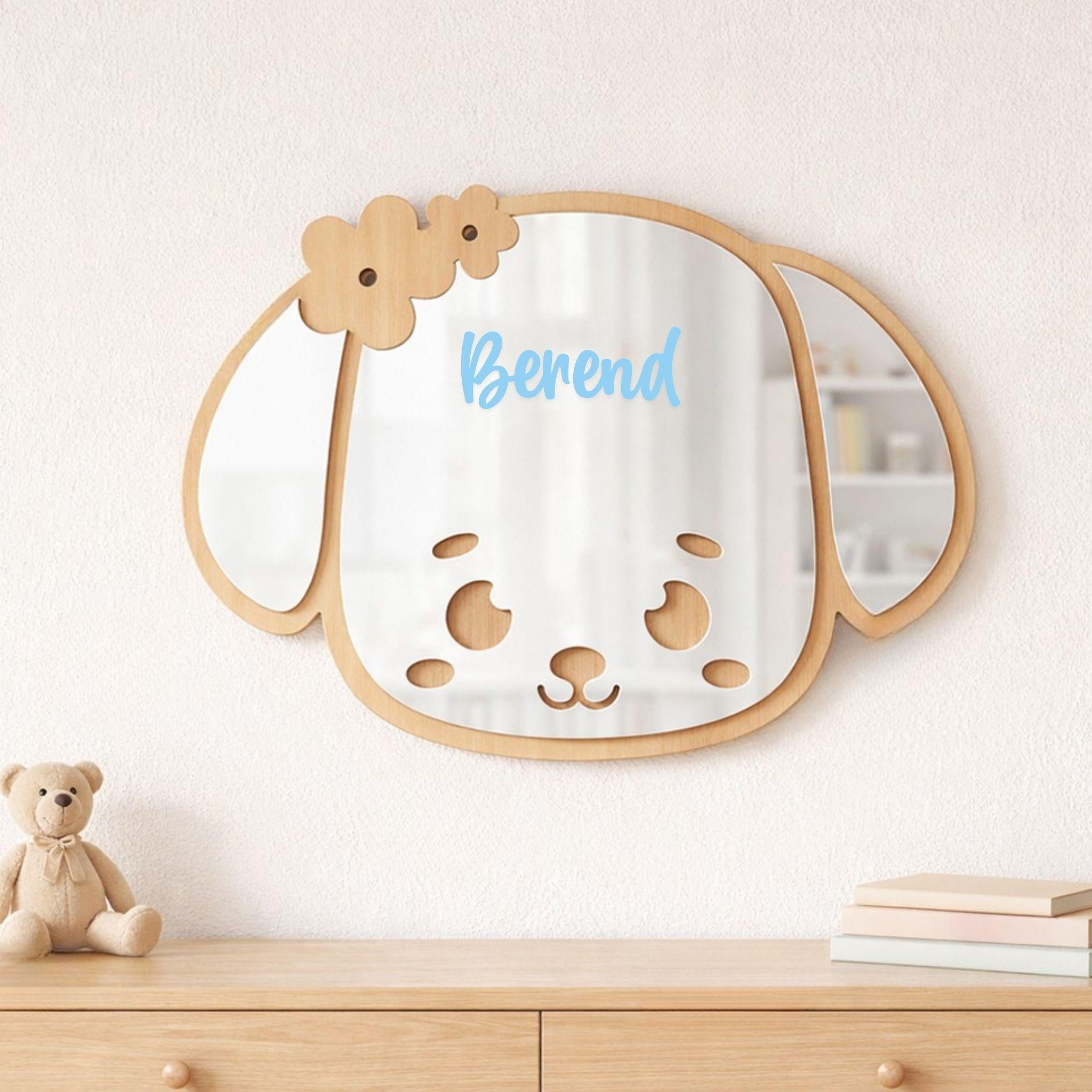 Spiegelsticker met naam op spiegel, beer,  in kinderkamer. Lichtblauw