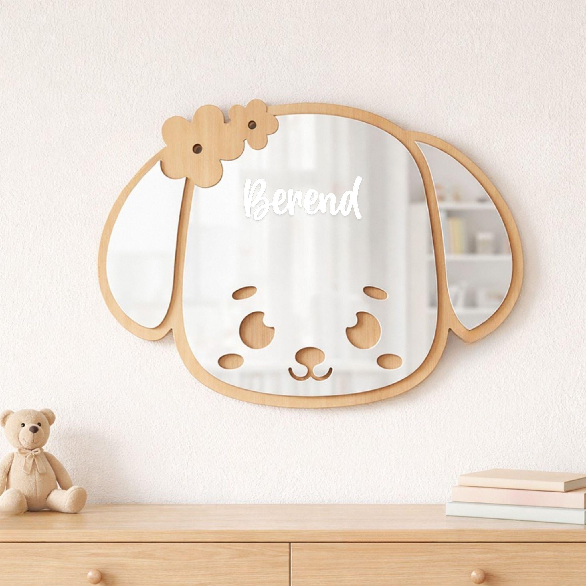 Spiegelsticker met naam op spiegel, beer, in kinderkamer. Wit