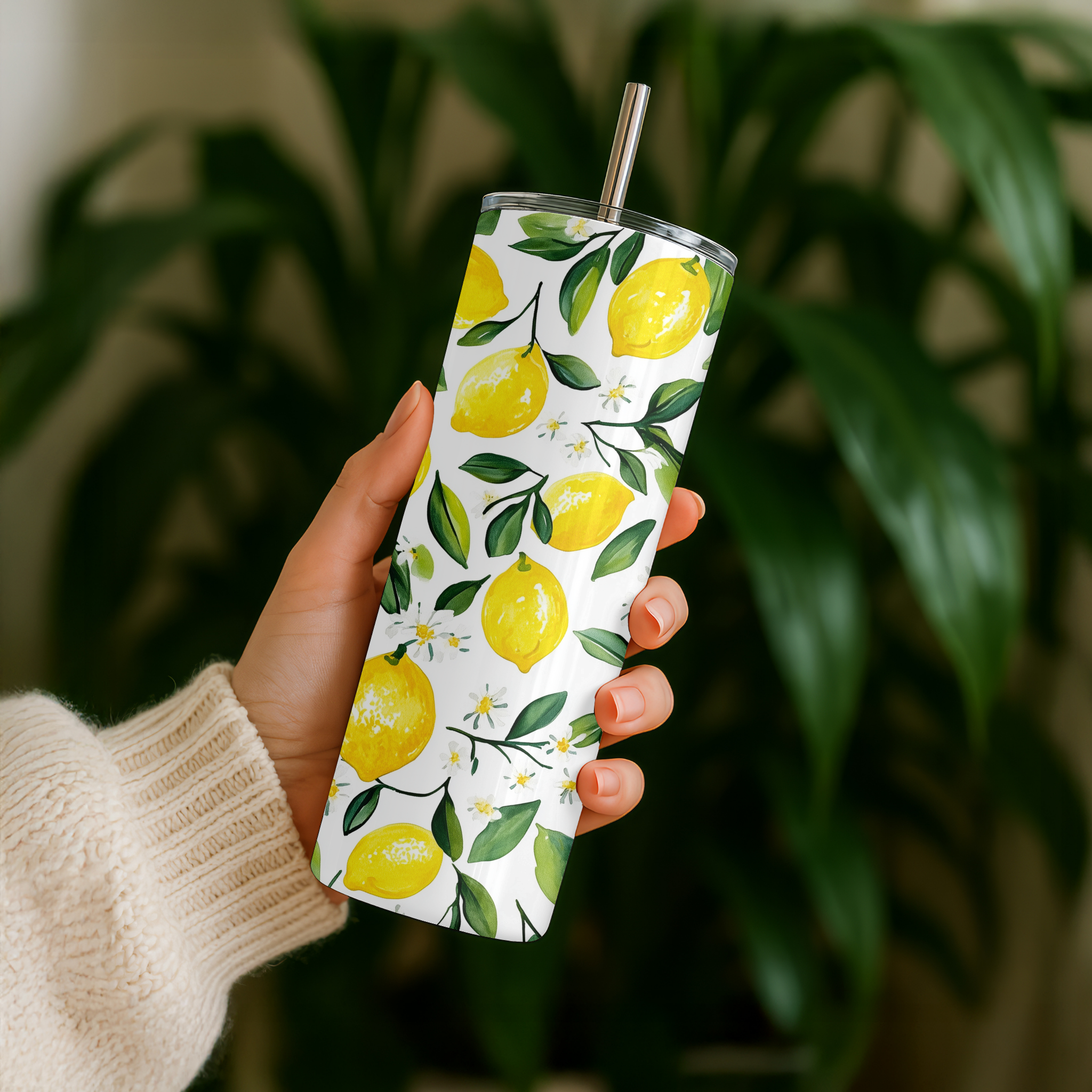 Hand met geïsoleerde tumbler met vrolijke citroenprint – geschikt voor warme én koude dranken, ideaal voor onderweg of thuisgebruik.