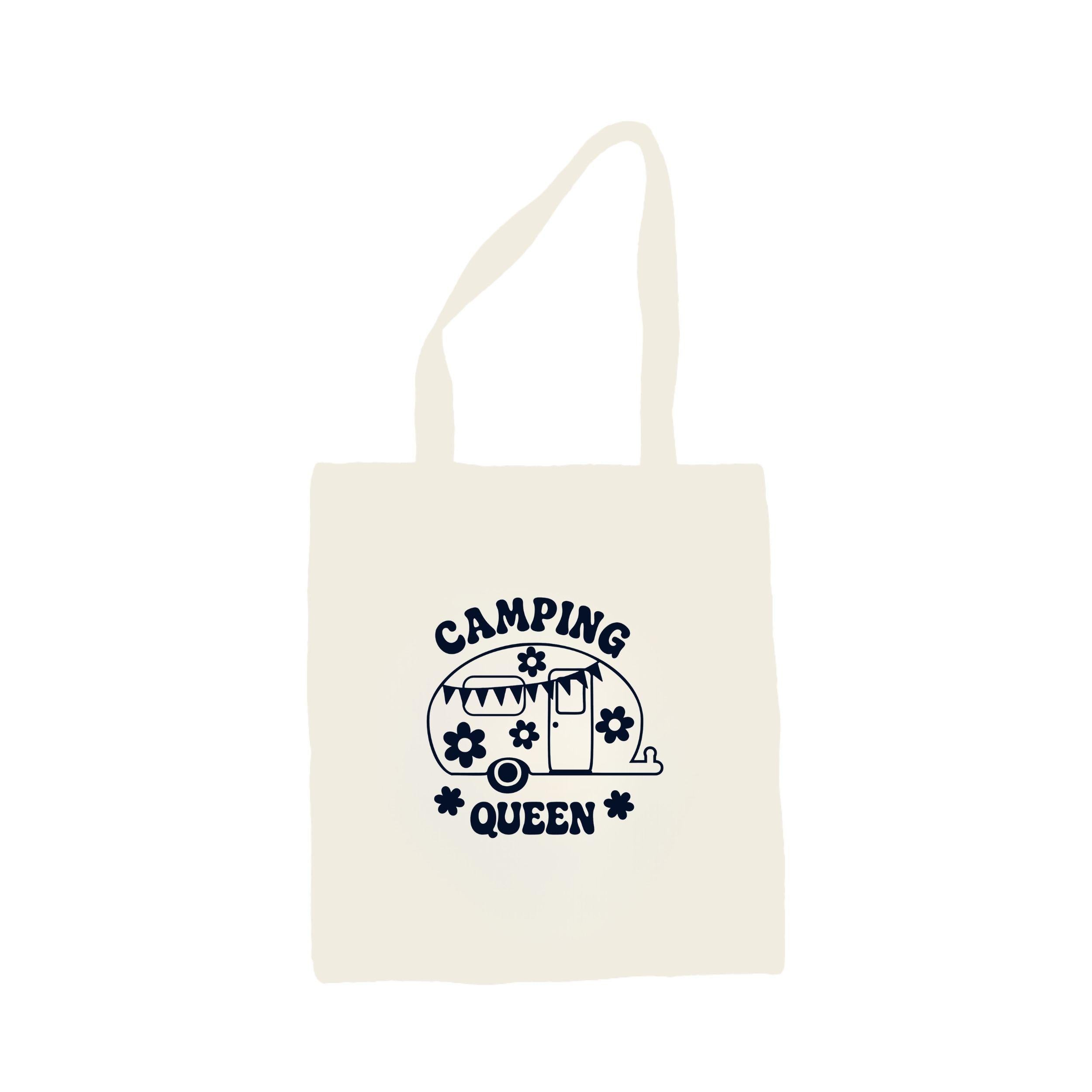 Ecru canvas tote bag met witte camping caravan illustratie en de tekst ‘Camping Queen’.
