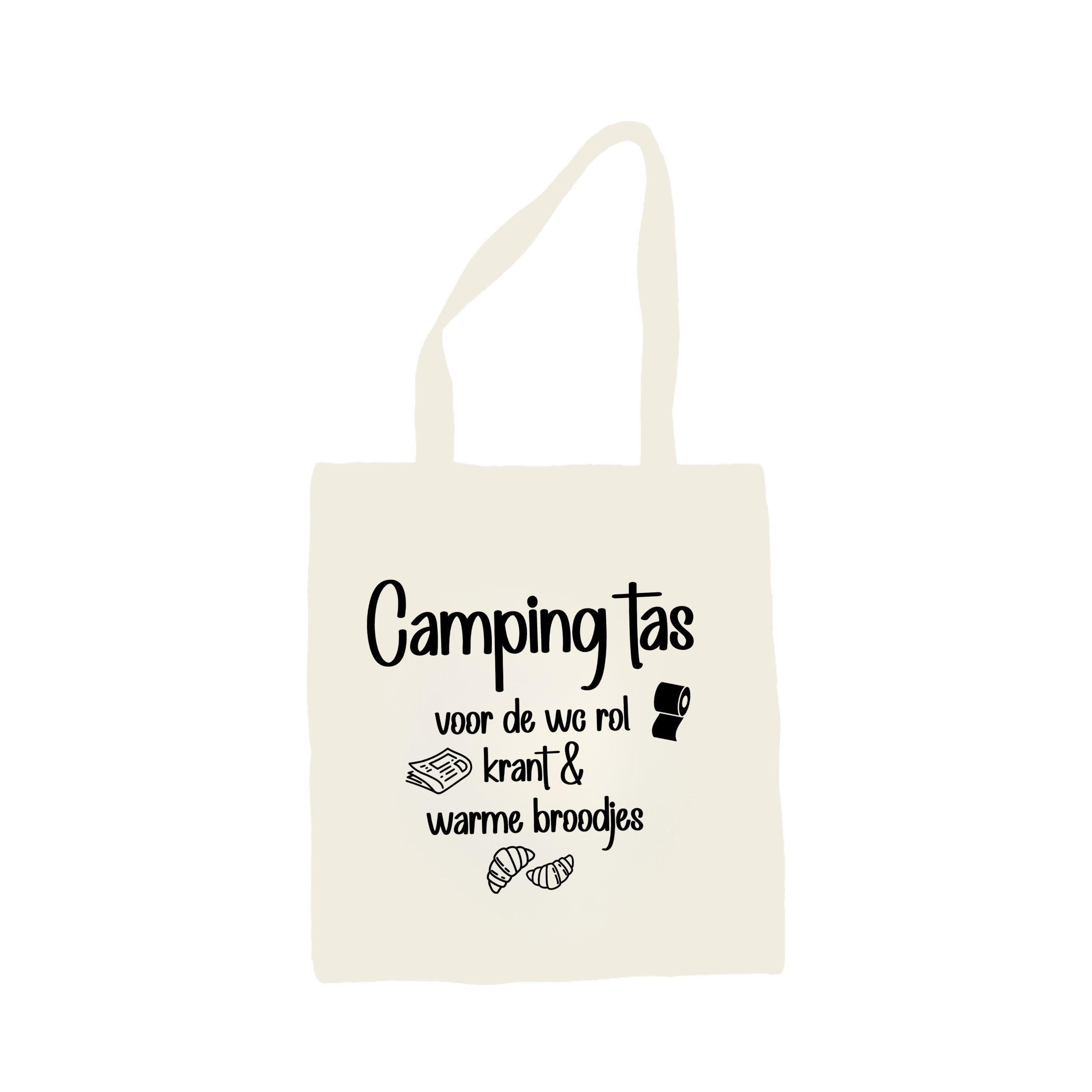 Ecru canvas tote bag met witte camping quote ‘Camping tas voor de wc rol, krant & warme broodjes’, ontworpen door Studio DSigns.