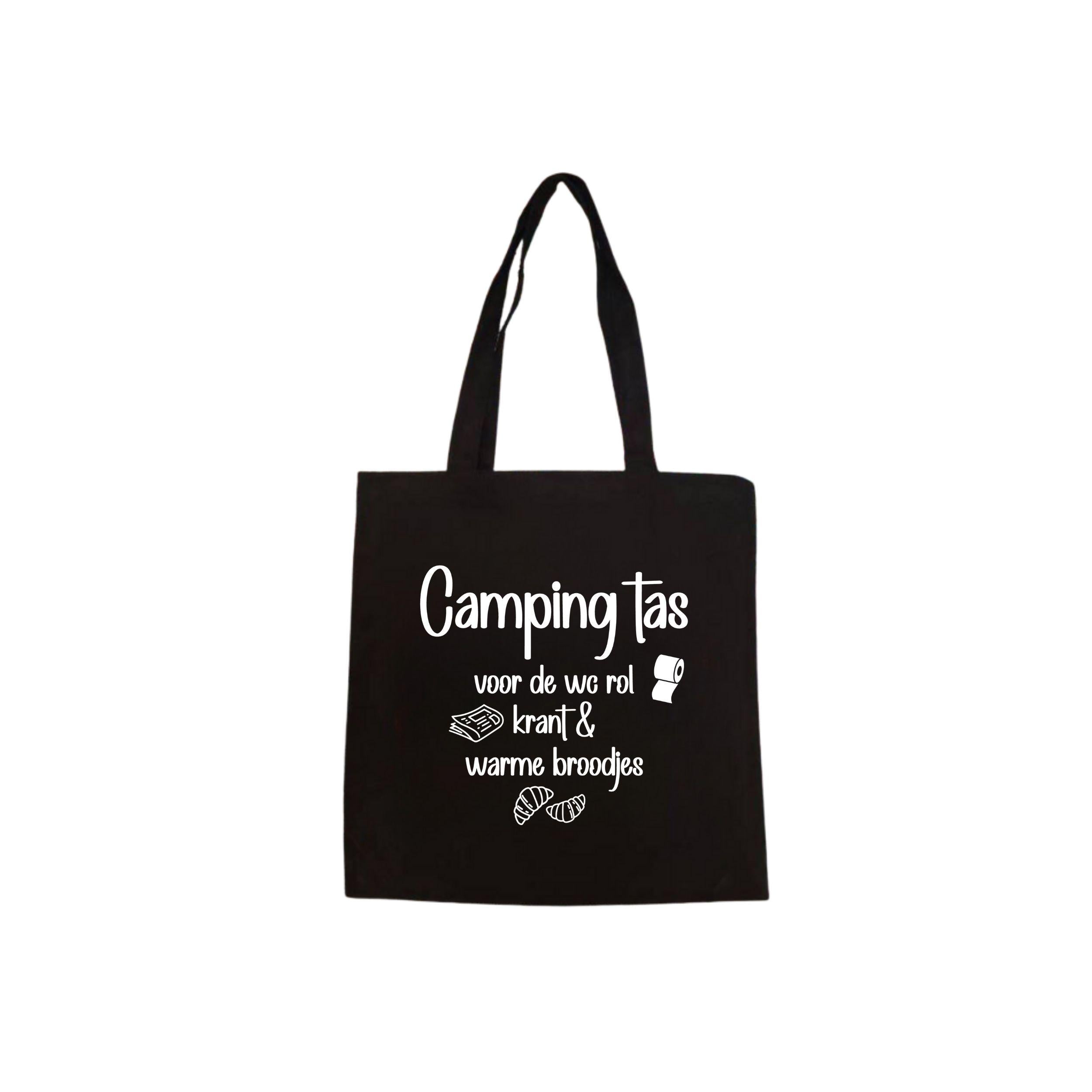 Zwarte canvas tote bag met witte camping quote ‘Camping tas voor de wc rol, krant & warme broodjes’, ontworpen door Studio DSigns.
