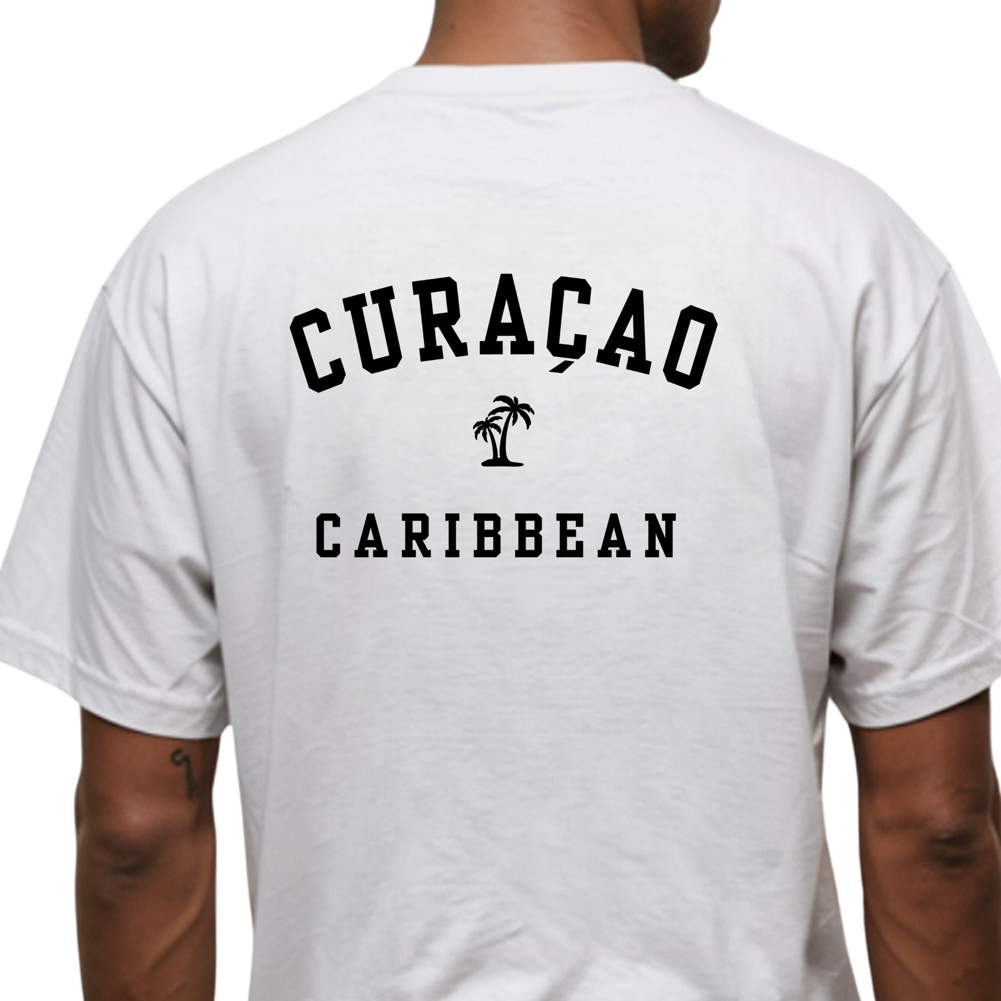 Model draagt een wit heren T-shirt met de rugopdruk 'Curaçao Caribbean' en een palmboom.
