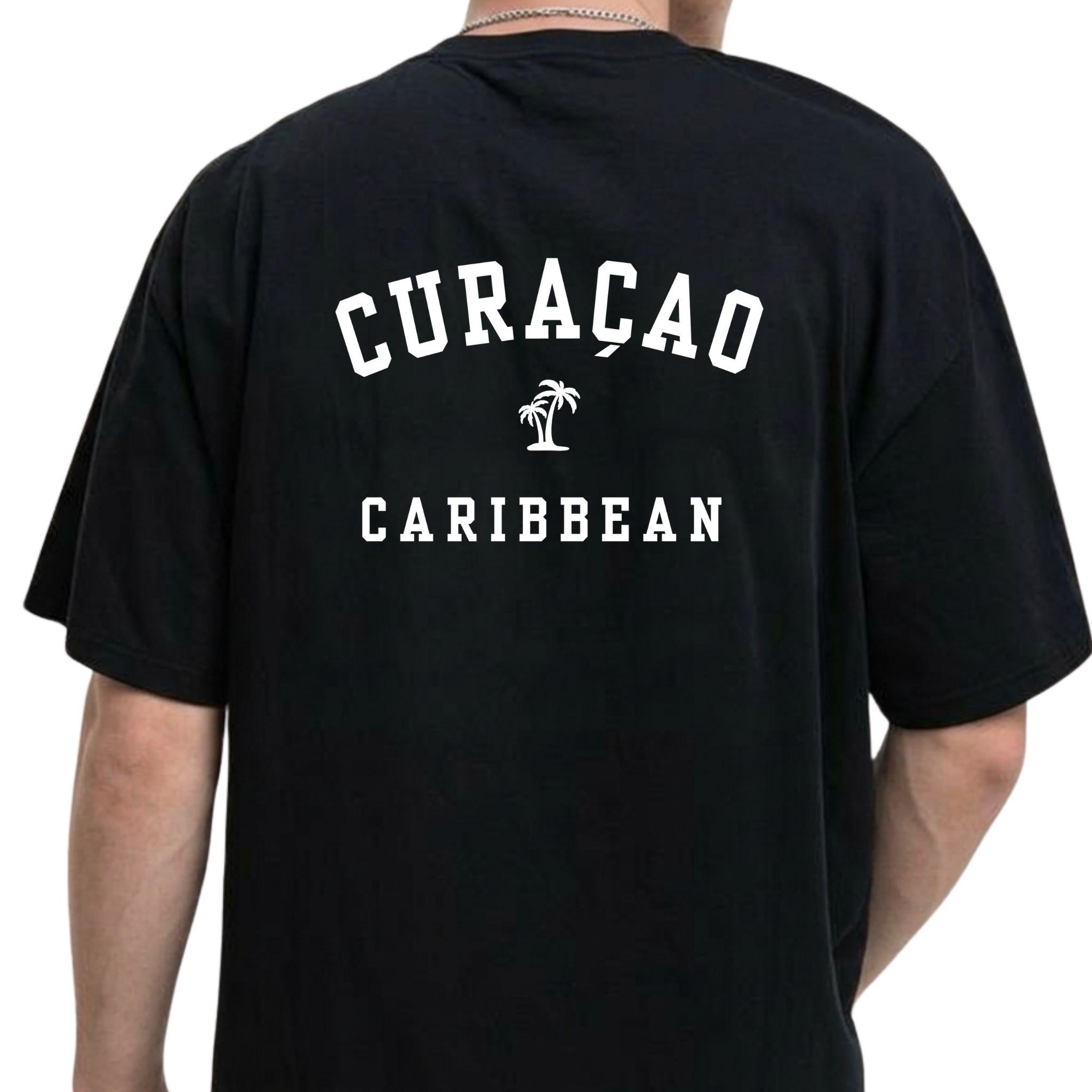 Zwart heren T-shirt met op de Model draagt een zwart heren T-shirt met de rugopdruk 'Curaçao Caribbean' en een palmboom.