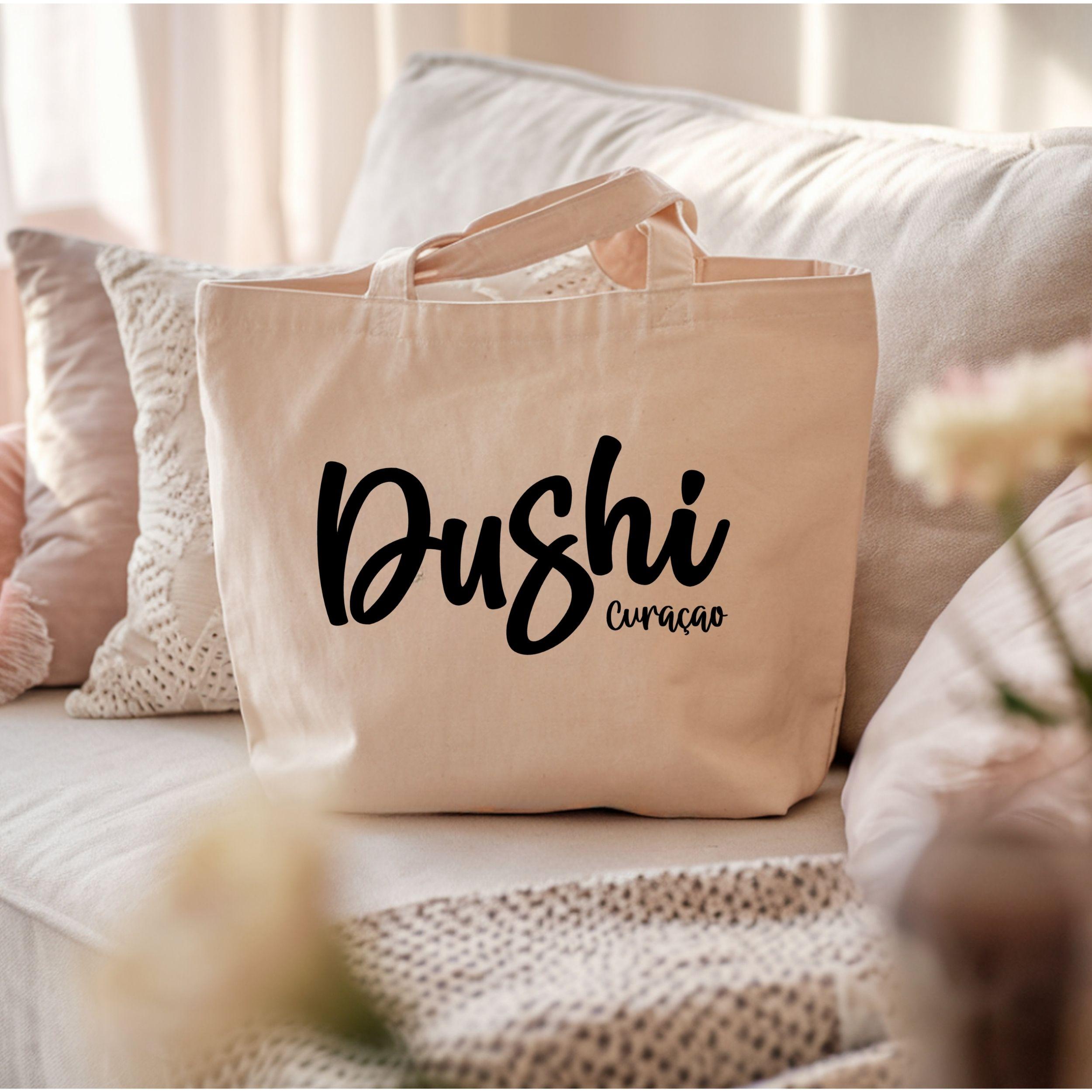 Ecru Dushi Curaçao strandtas als stijlvolle shopper in een woonkamer.