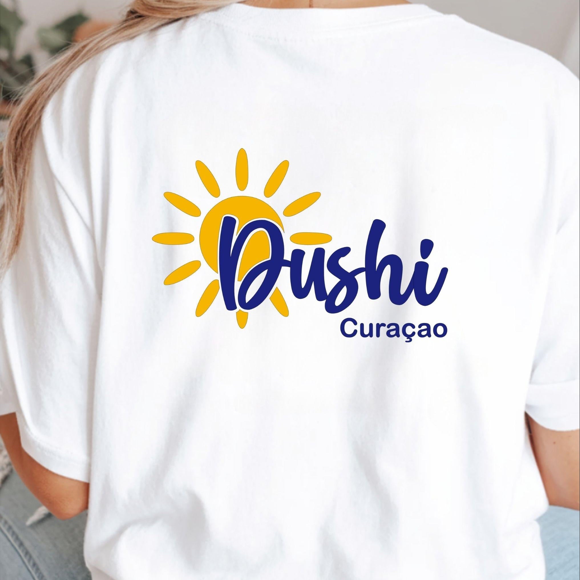 Wit dames T-shirt met op de achterkant de tekst 'Dushi Curaçao' en een gele zon.
