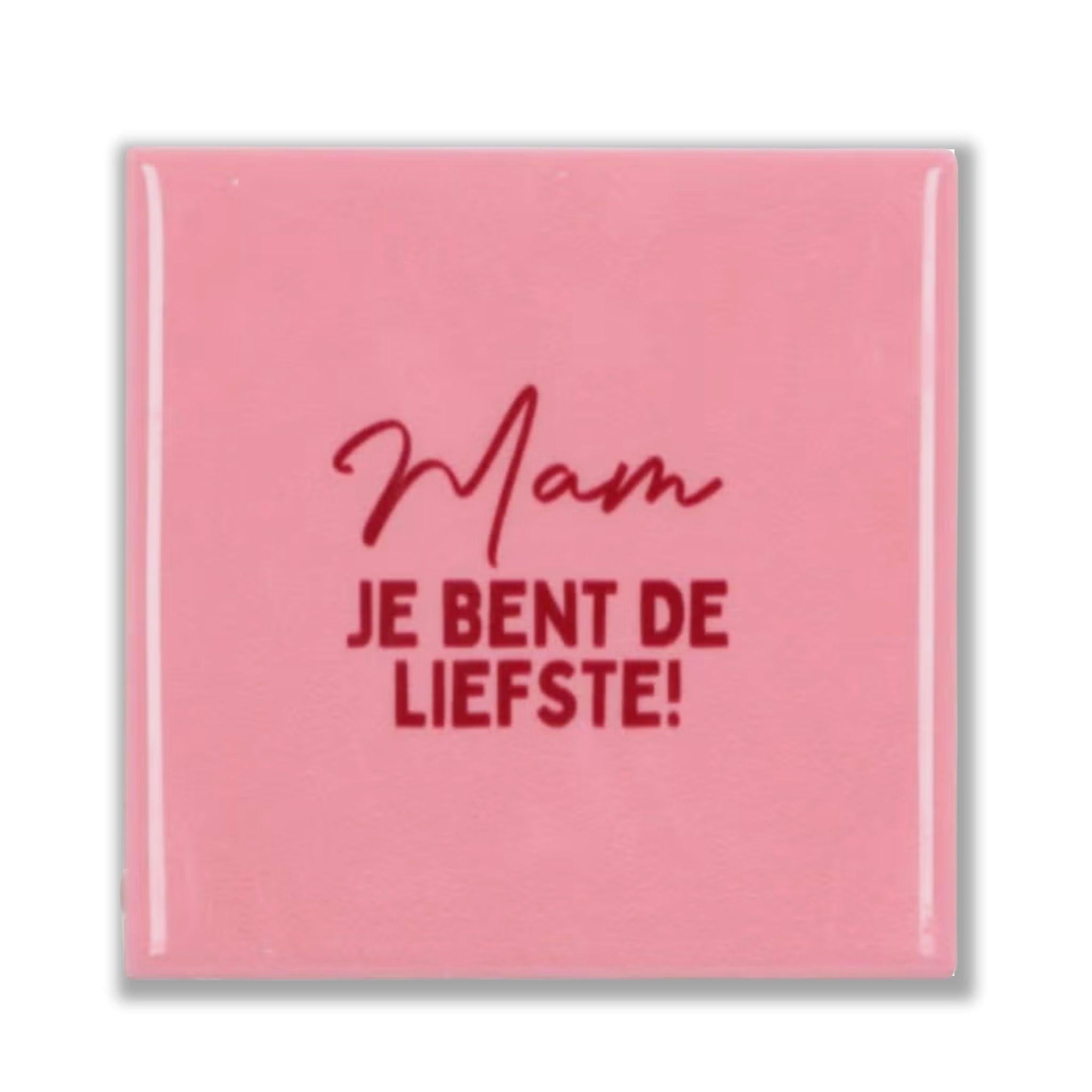 Keramisch tegeltje met de tekst Mam je bent de liefste in rood op een roze achtergrond Studio DSigns