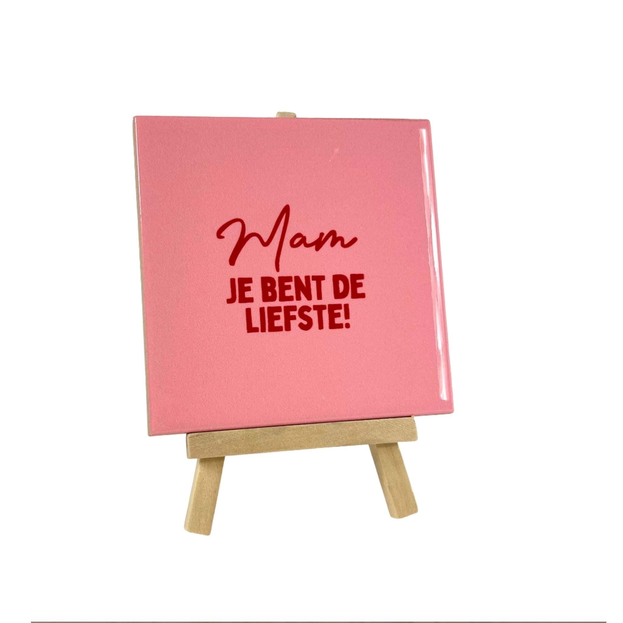 Keramisch tegeltje met de tekst Mam je bent de liefste op een roze achtergrond geplaatst op een houten standaard Studio DSigns