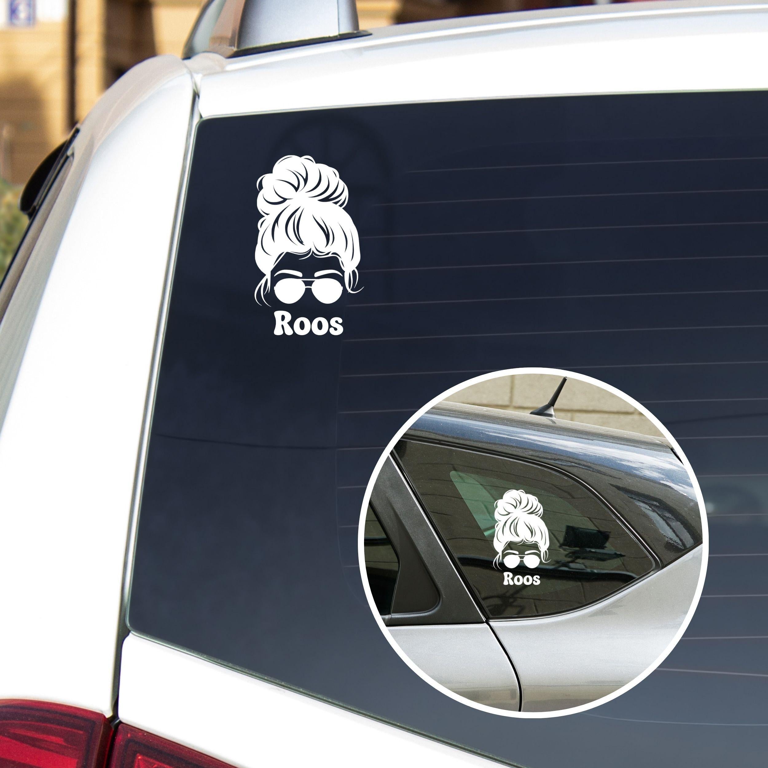 Witte autosticker messy bun met naam op autoruit met vrouw silhouet Studio DSigns