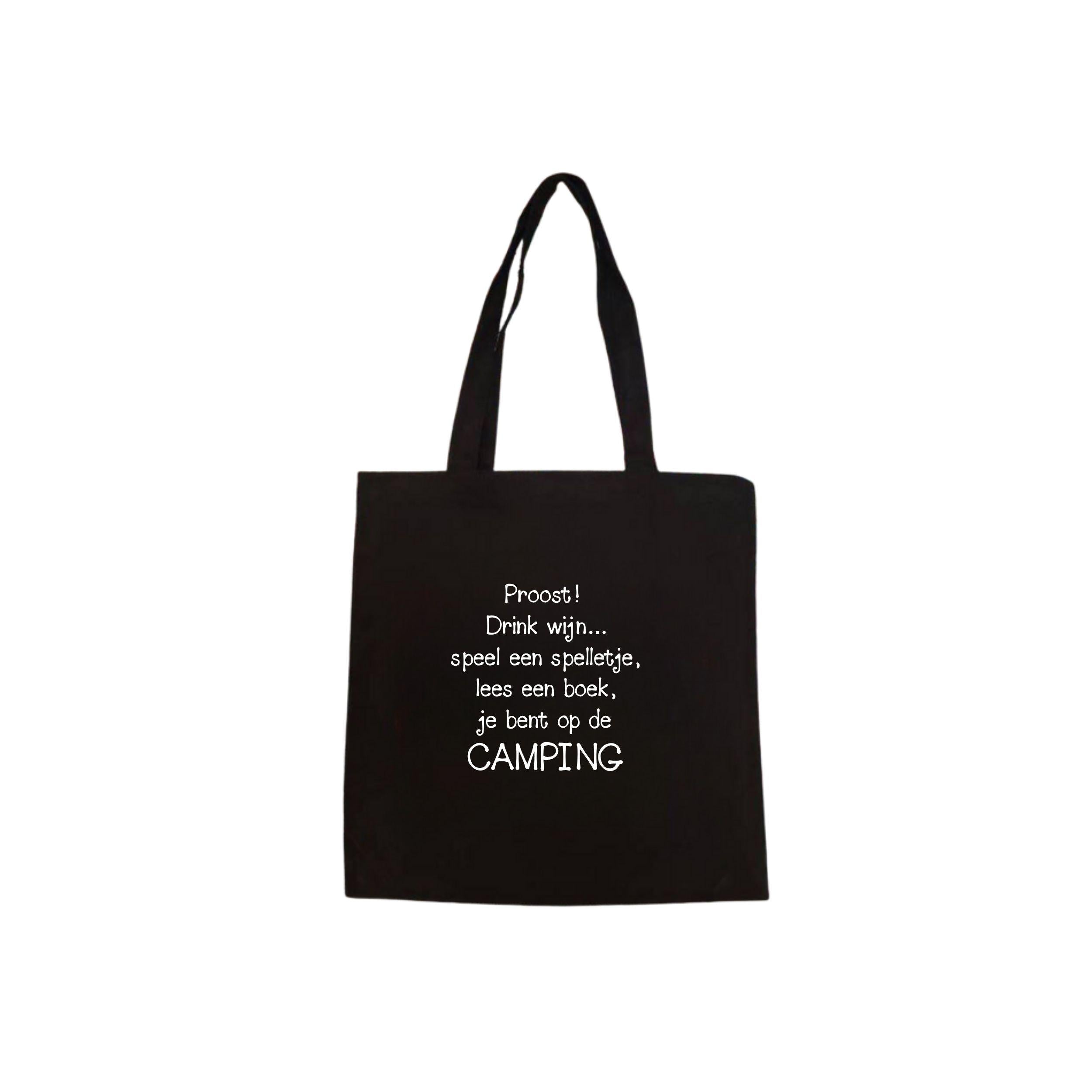 Zwarte canvas tote bag met camping quote ‘Proost! Drink wijn… speel een spelletje, lees een boek, je bent op de camping’. 