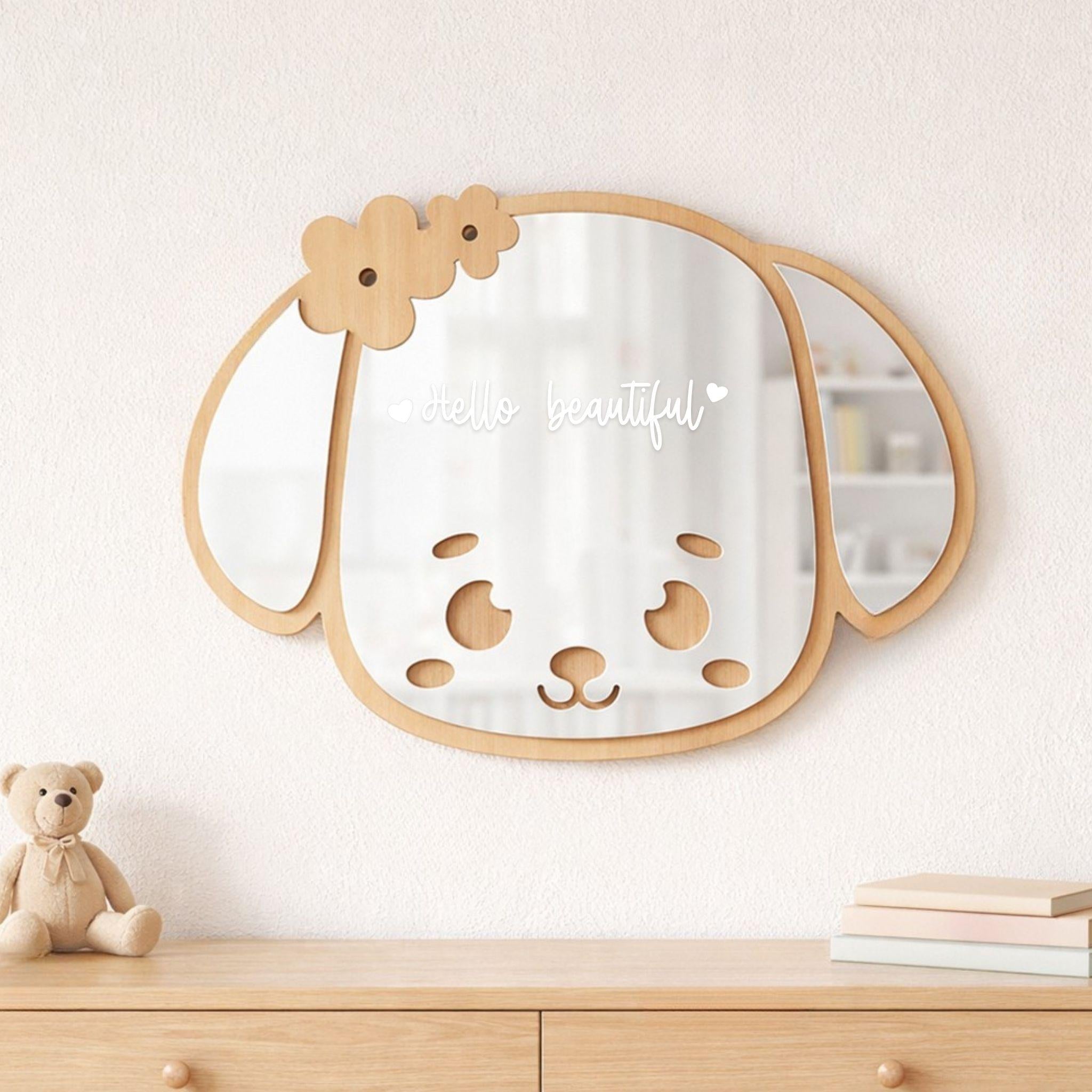 Witte spiegelsticker met tekst hello beautiful en hartjes op spiegel in kinderkamer