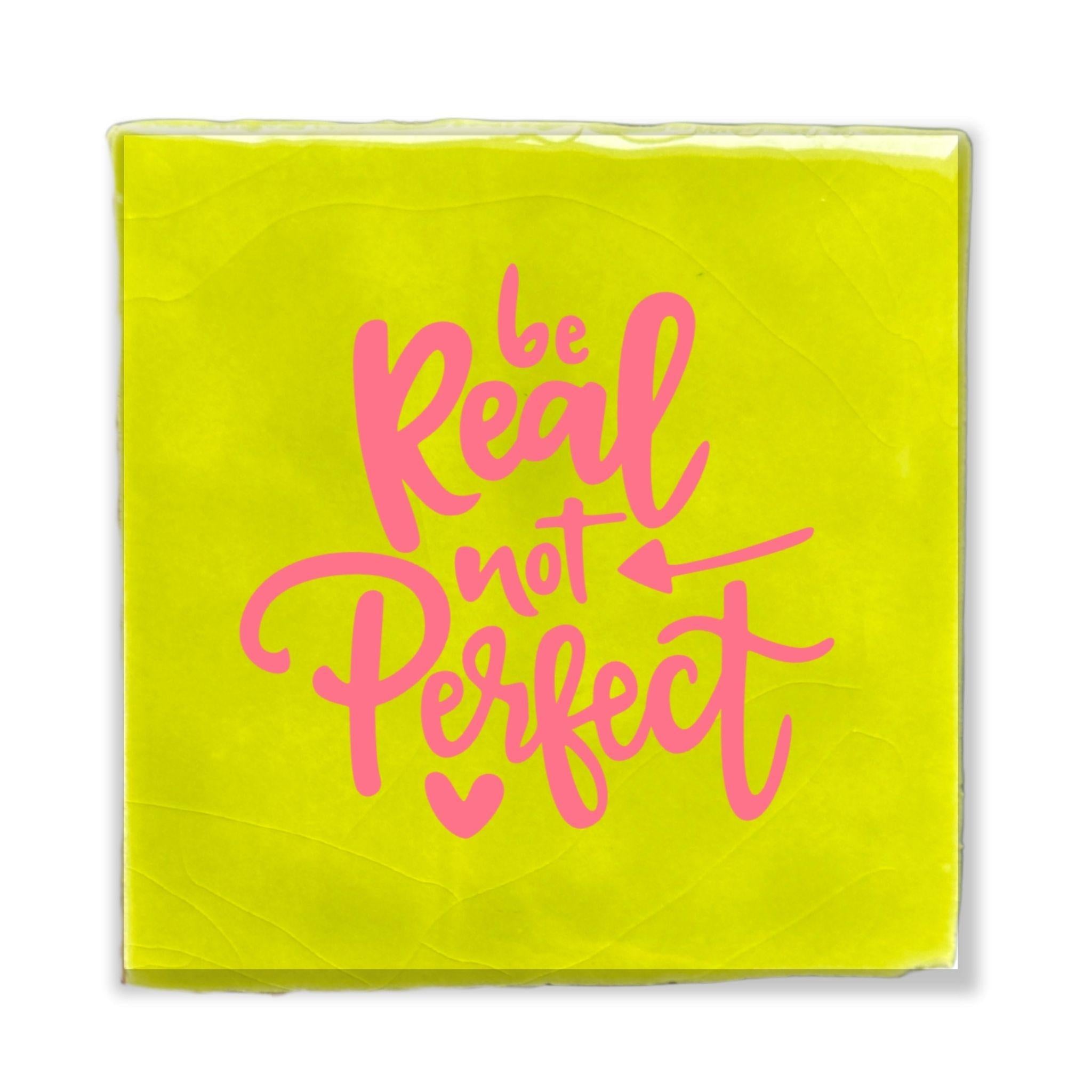 Tegeltje met de tekst ‘Be Real, Not Perfect’ in felroze op een limegroene achtergrond – Studio DSigns