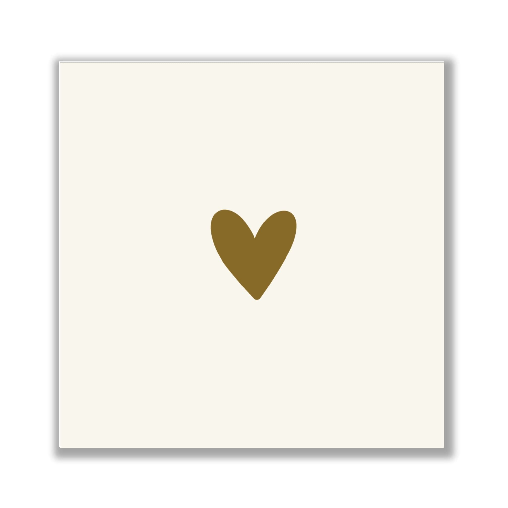 Keramisch tegeltje met goudkleurig hartje op lichte achtergrond _ Studio DSigns