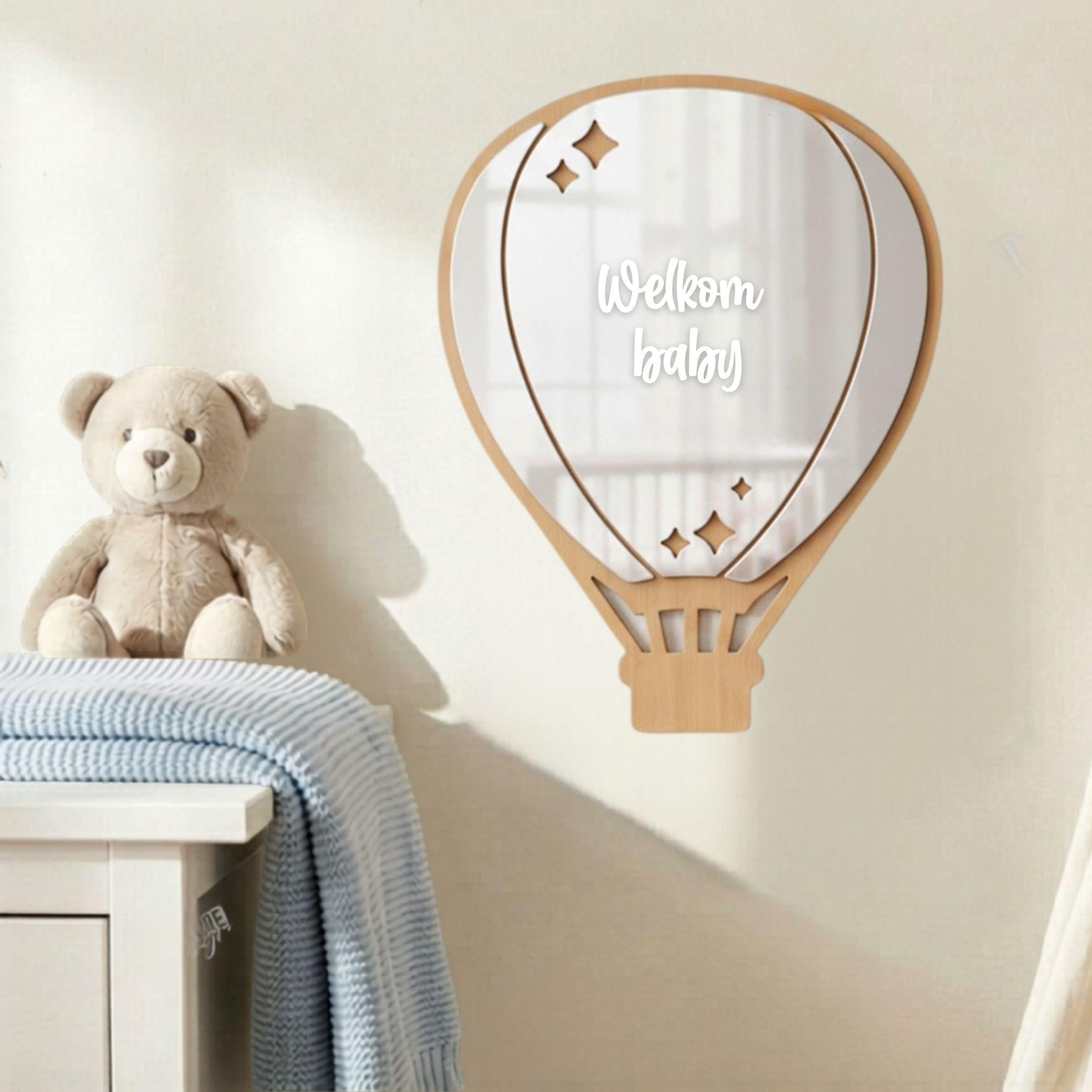 Witte spiegelsticker met tekst welkom baby op spiegel in babykamer