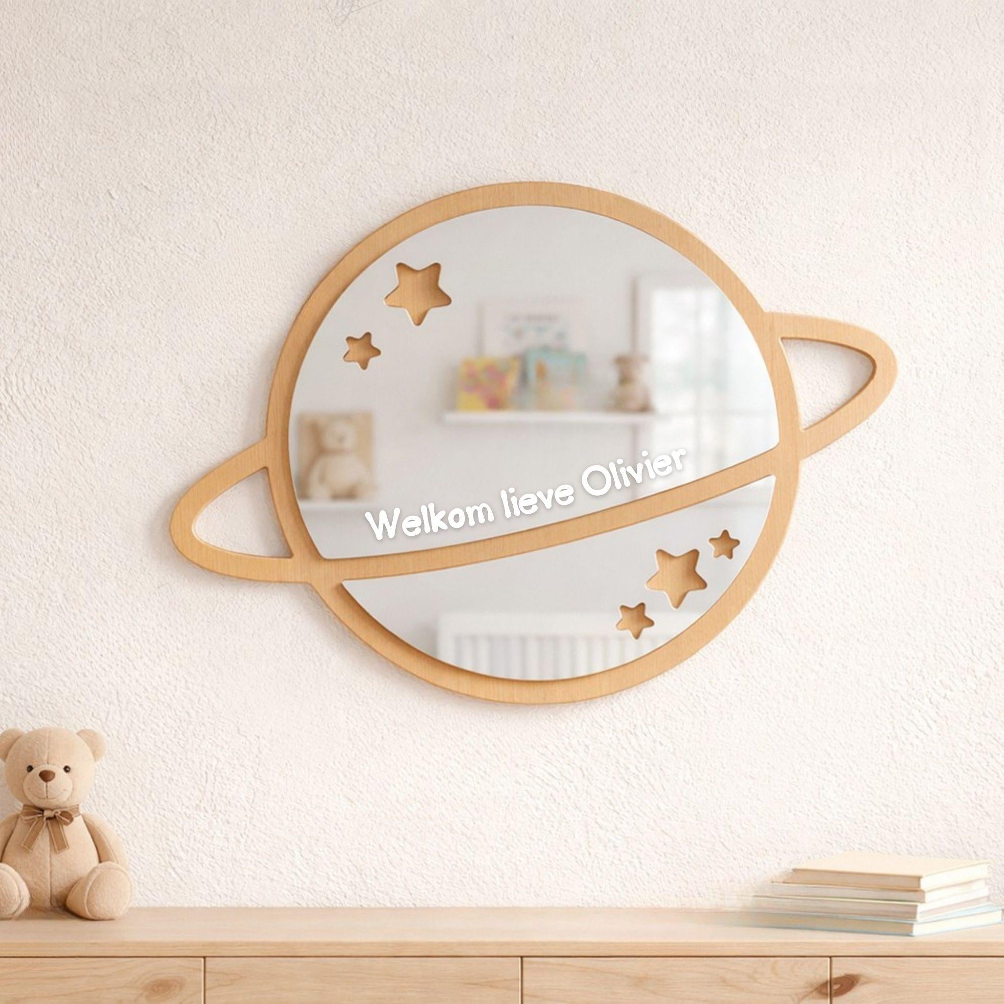 Witte spiegelsticker met tekst welkom lieve naam op spiegel in kinderkamer