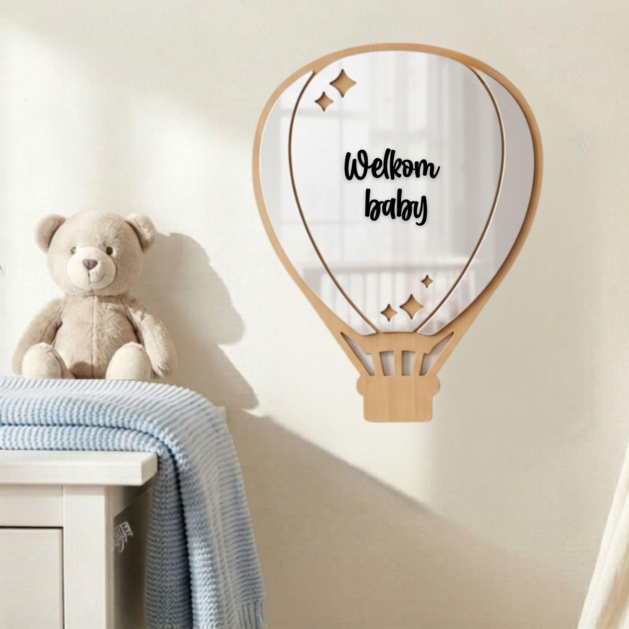 Zwarte spiegelsticker met tekst welkom baby op spiegel in babykamer