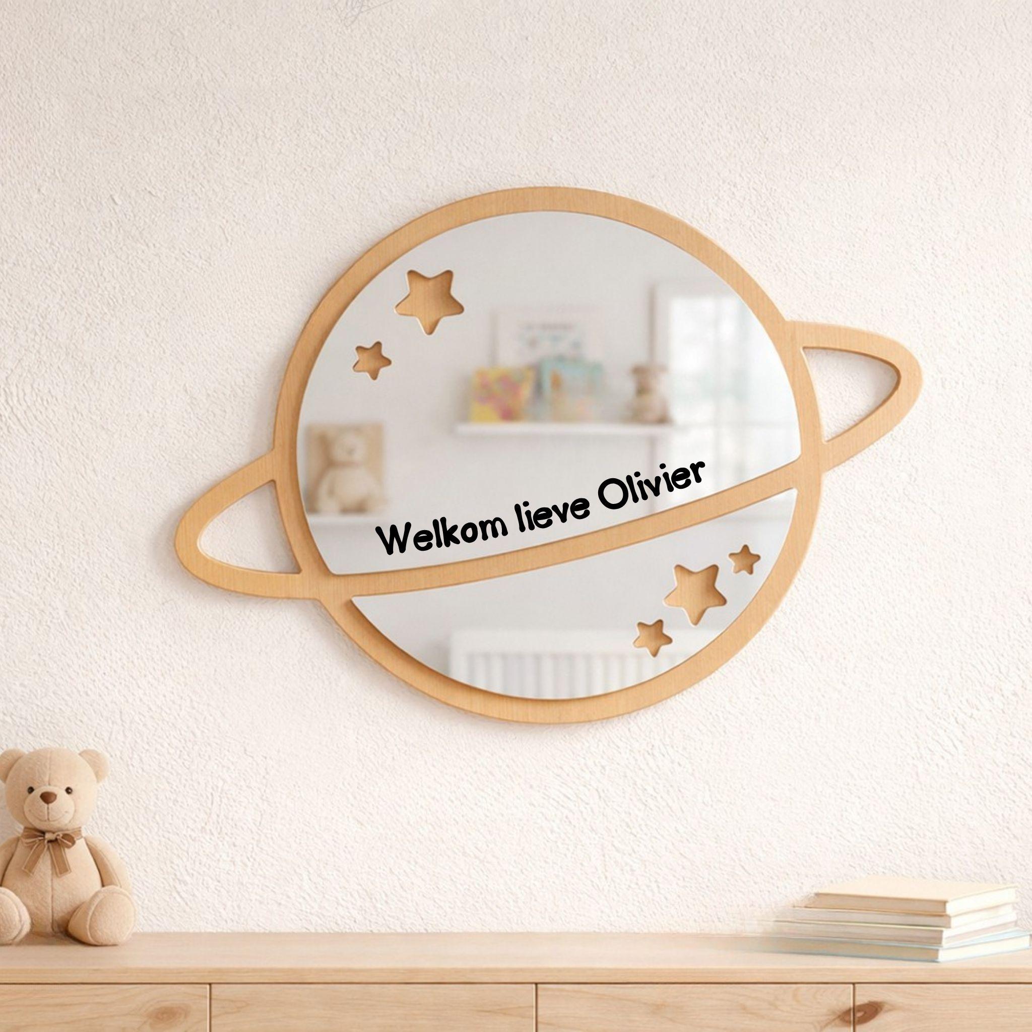 Zwarte spiegelsticker met tekst welkom lieve naam op spiegel in kinderkamer